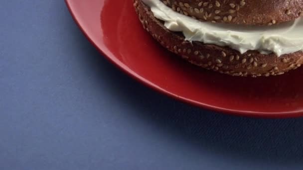 Sesame bagel with cream cheese — Stock Video