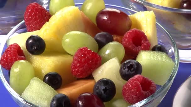 Três taças de salada de frutas — Vídeo de Stock