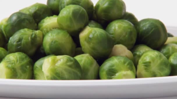 Pouring sauce over Brussels sprouts — Stock Video