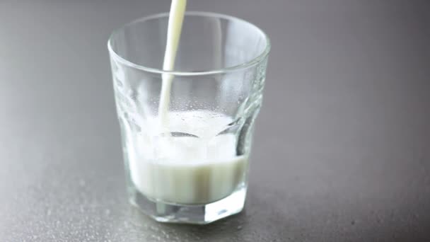 Verter un vaso de leche — Vídeos de Stock