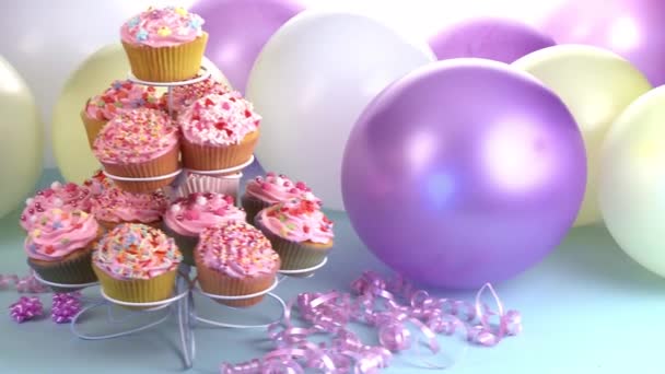 Dekorierte Cupcakes und Luftballons — Stockvideo