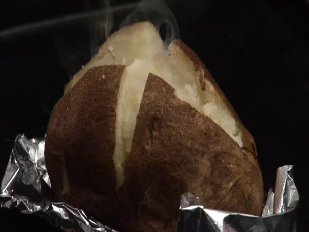 Steaming baked potato — Stock Video