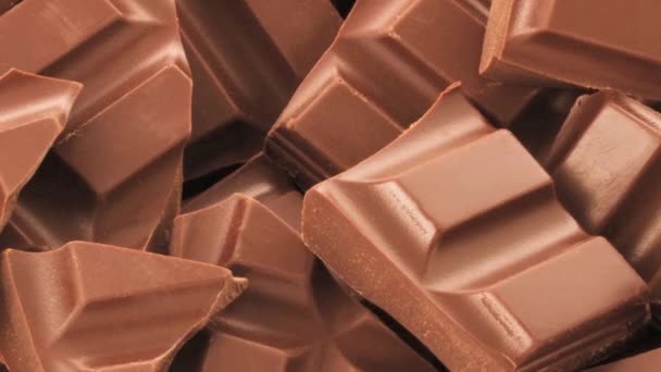 Pedazos de chocolate de cerca — Vídeos de Stock