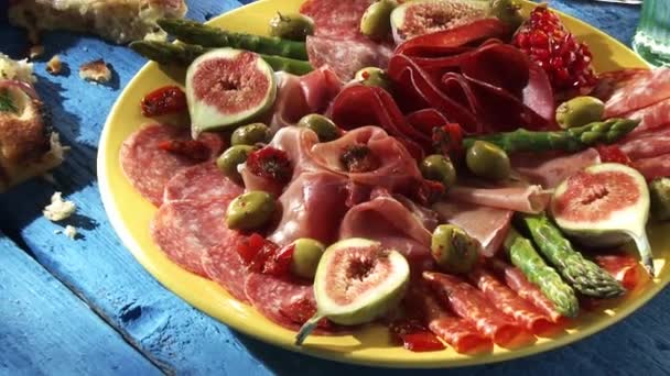 Plaat van antipasti: ham, salami, vijgen — Stockvideo