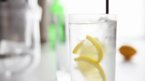 Un gin tonic siendo revuelto — Vídeos de Stock