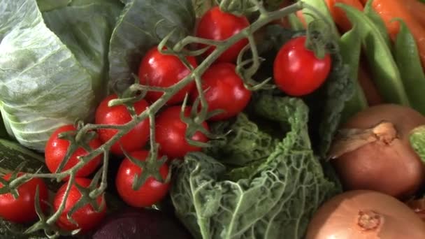 Legumes frescos em uma caixa — Vídeo de Stock