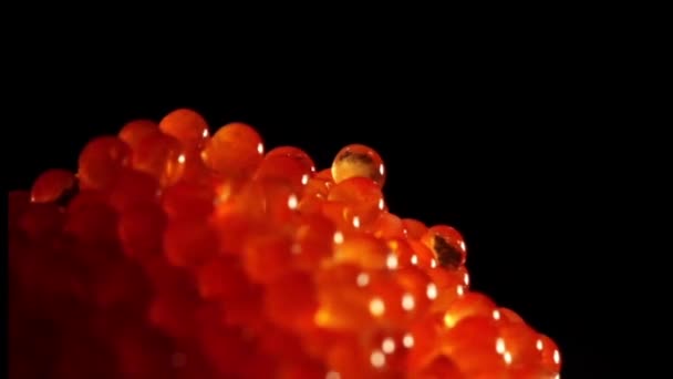 Uma tigela de caviar de salmão — Vídeo de Stock