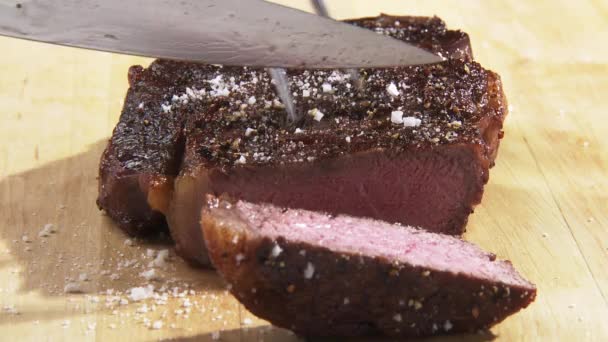 Trancher le steak de bœuf frit — Video