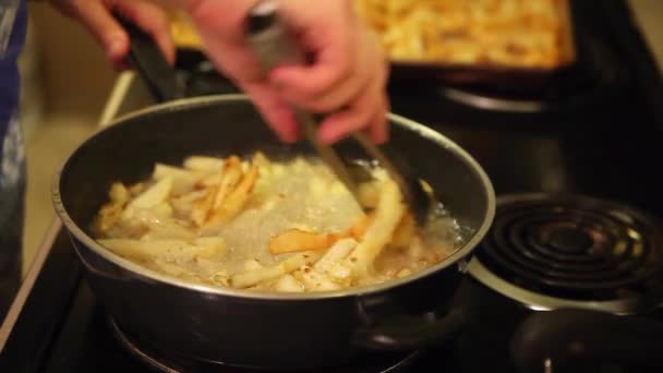 Делать чипсы на сковородке — стоковое видео