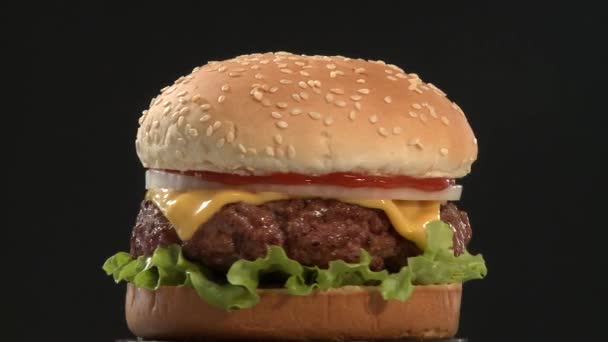 Rotierender Cheeseburger aus nächster Nähe — Stockvideo