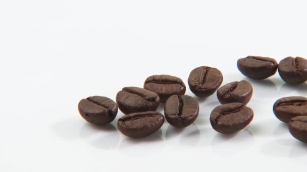 Bohnen mit verschüttetem Kaffee — Stockvideo