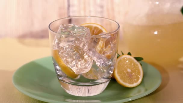 Limonade wordt gegoten in een glas — Stockvideo