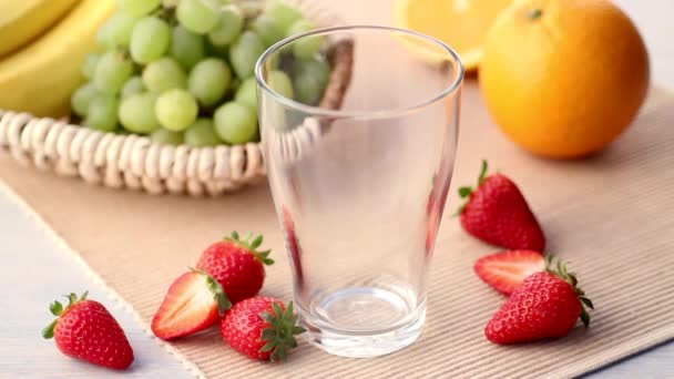 Verser un verre de shake à la fraise — Video