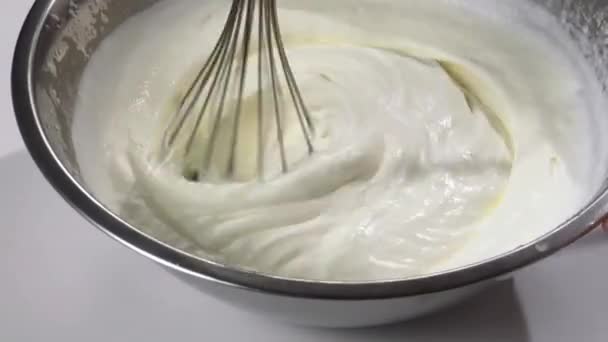 Κρέμα γάλακτος χρησιμοποιώντας ένα ηλεκτρικό σύρμα — Αρχείο Βίντεο