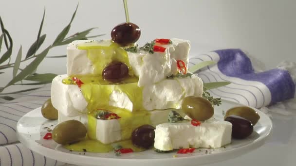 Feta mit Olivenöl übergießen — Stockvideo