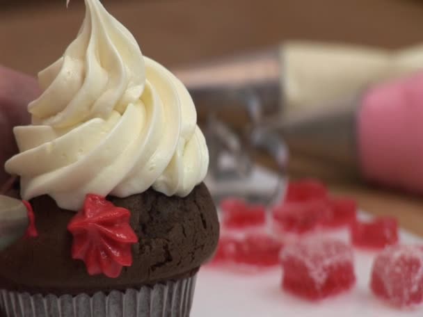 Cupcake con crema de mantequilla rosa — Vídeos de Stock