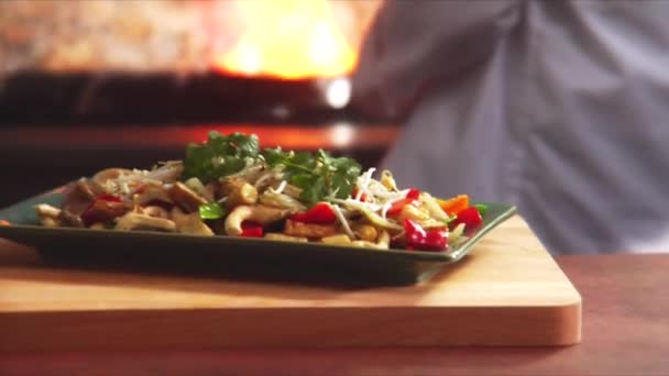 仏像の横にある野菜の炒め — ストック動画