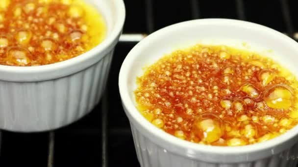 Creme brûlée är karamelliserad — Stockvideo