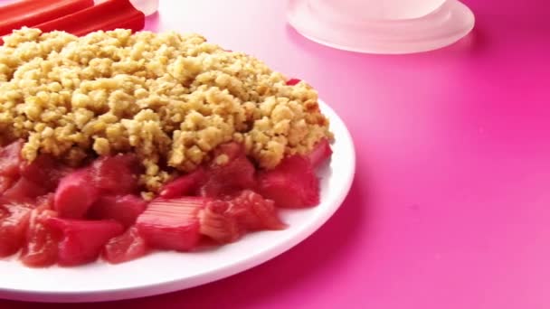 Rhubarb crumble on the plate — Stock Video