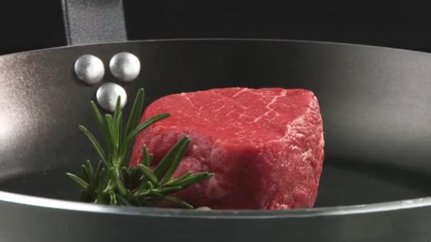 Rundvlees filet in een koekenpan — Stockvideo