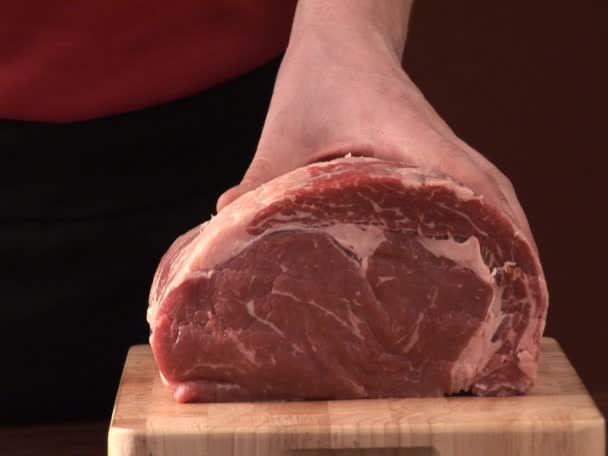 Mann schneidet Rindfleisch — Stockvideo