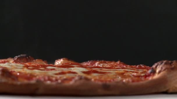 Hand ta en bit pizza — Stockvideo
