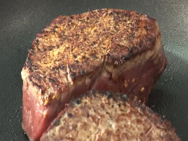 Rouler des steaks de filet — Video