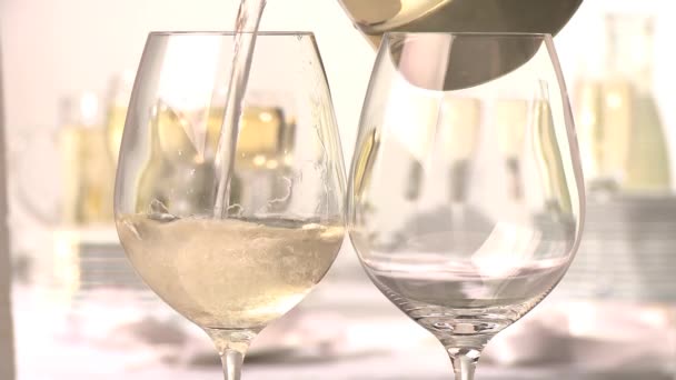 Vino blanco vertiendo en copas — Vídeo de stock