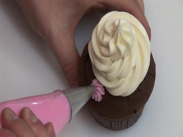 Διακόσμηση cupcake με κρέμα — Αρχείο Βίντεο
