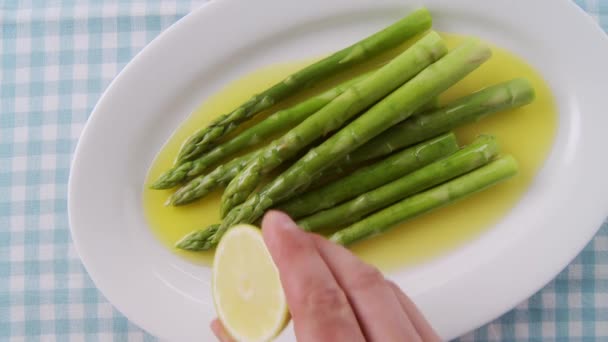 Espárragos verdes con mantequilla derretida — Vídeos de Stock