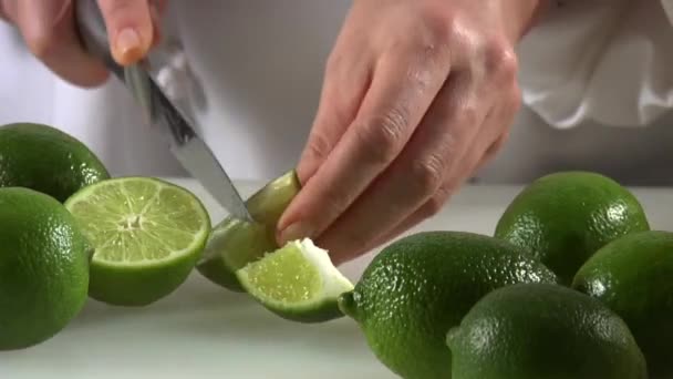 Koch zerschneidet Limetten — Stockvideo