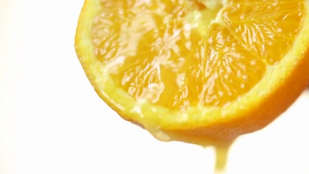 Suco de laranja pingando de meia laranja — Vídeo de Stock