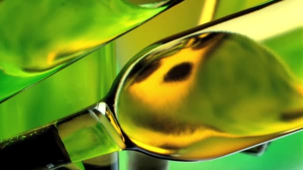 Zelených lahví zblízka — Stock video