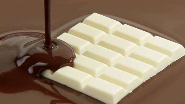 Chocolate blanco en chocolate derretido — Vídeos de Stock