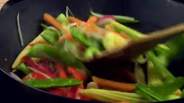 Roerbakken groenten in een wok — Stockvideo