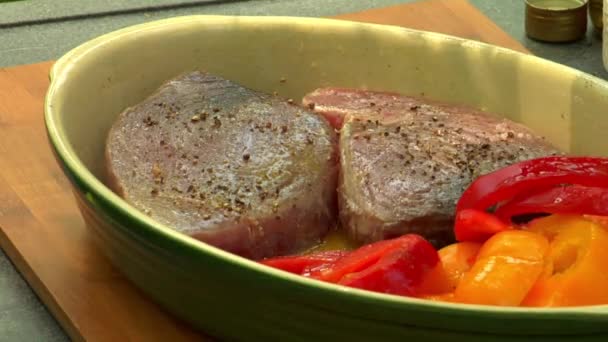 Filetes de atún condimentados — Vídeos de Stock