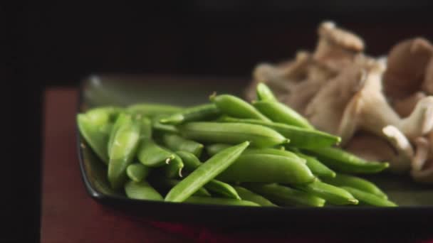 Азиатские овощи на тарелке — стоковое видео