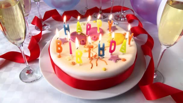 Торт на день народження з палаючими свічками — стокове відео