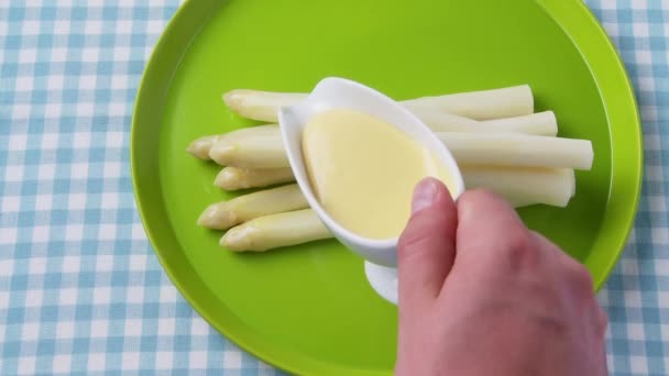 Sparris med sås Hollandaise arrangeras — Stockvideo