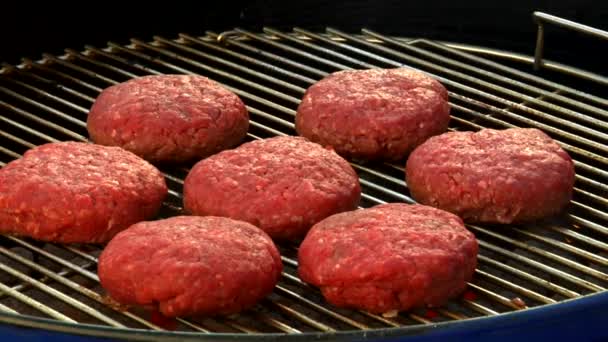 Burgers on a barbecue — Stock Video