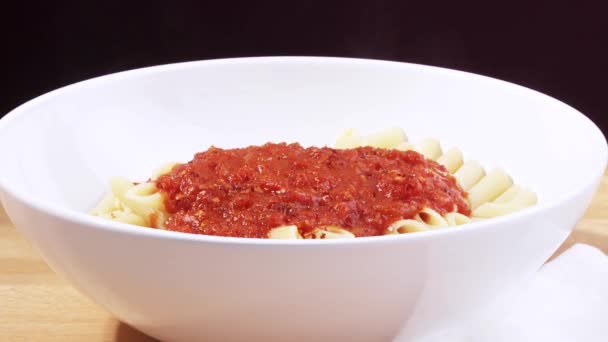 Penne with tomato sauce — Stock Video
