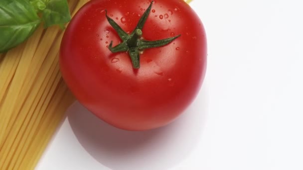 Espaguete com folhas de tomate e manjericão — Vídeo de Stock