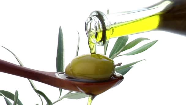 Verter aceite de oliva sobre una aceituna verde — Vídeos de Stock