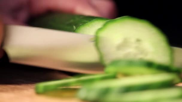 Cuchillo rebanando un pepino — Vídeo de stock