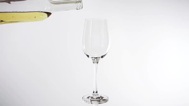 Gieten van een glas witte wijn — Stockvideo