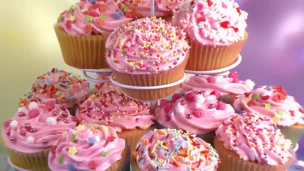 Dekorierte Cupcakes und Luftballons — Stockvideo