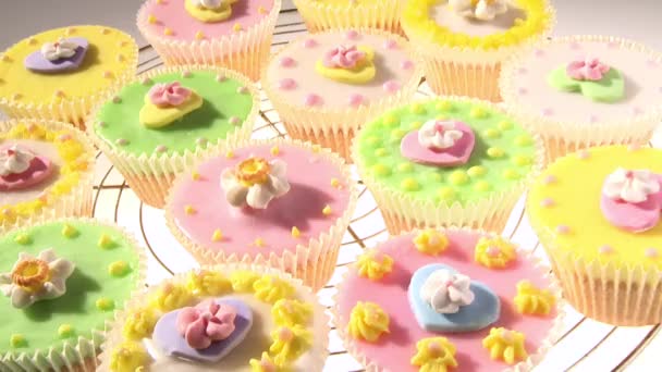 Bunte Cupcakes auf einem Kuchenständer — Stockvideo