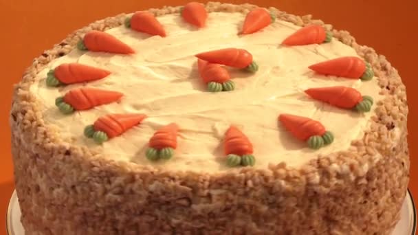 Вращающийся морковный пирог — стоковое видео