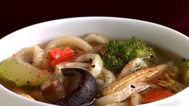 Comer sopa de fideos asiáticos — Vídeo de stock