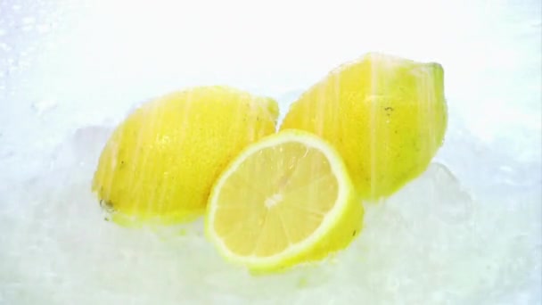 Проливая воду над лимонами — стоковое видео